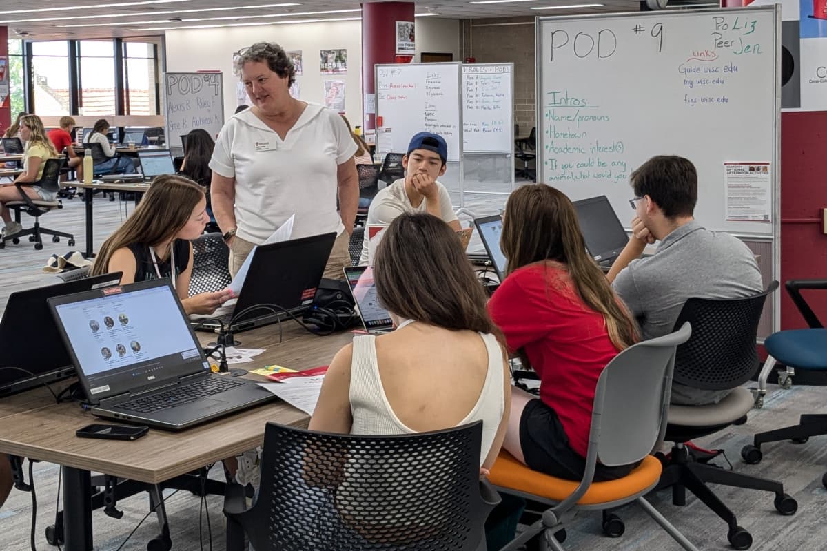 Liz McCarthy talks with students at the Cross-College Advising Service office in Ingraham Hall.